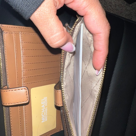 Michael Kors Adele Logo Smartphone Wallet - Picture 2 of 4